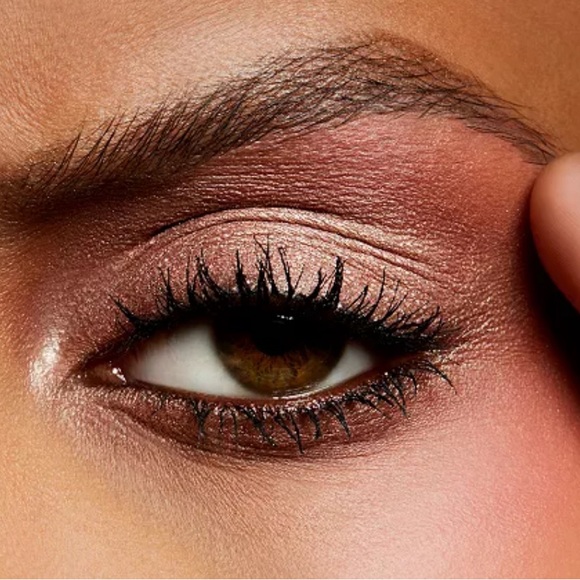 Mac Veluxe Pearl Eyeshadow Color:
All That Glitters
beige w/ gold pearl - Picture 4 of 4